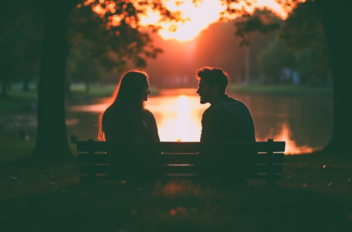 Twee mensen zitten romantisch op een bankje zonder seksuele aantrekkingskracht omdat er sprake is van Aseksualiteit